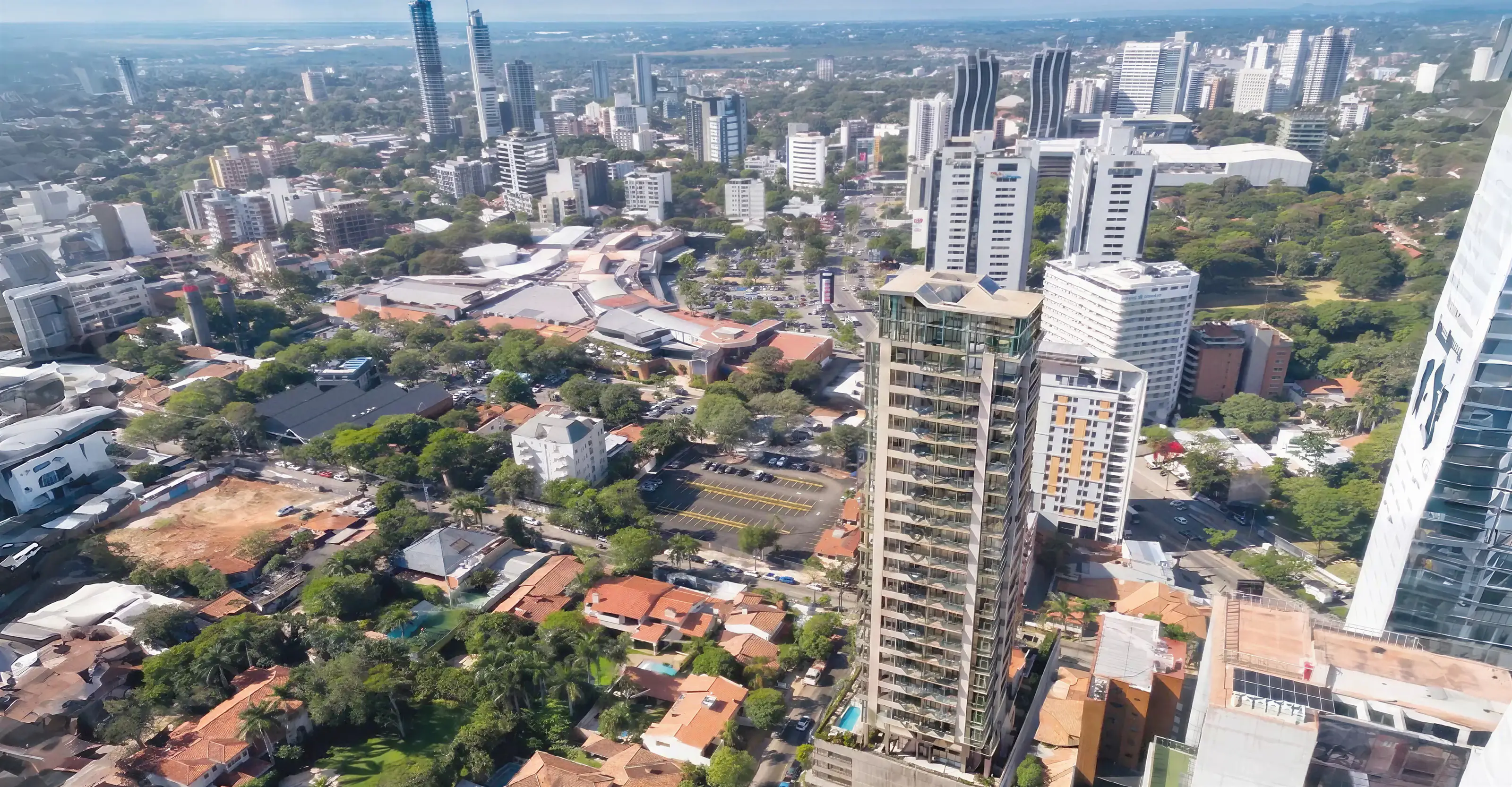 Vista aérea del entorno urbano de Las Lomas con referencias del eje corporativo de Asunción.